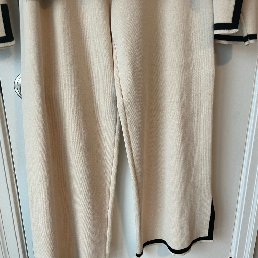 Extremely popular two-piece lounge set from Amazon. Size Medium - Picture 6 of 6